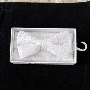 Stacy Adam’s Elegant White Paisley Bow Tie